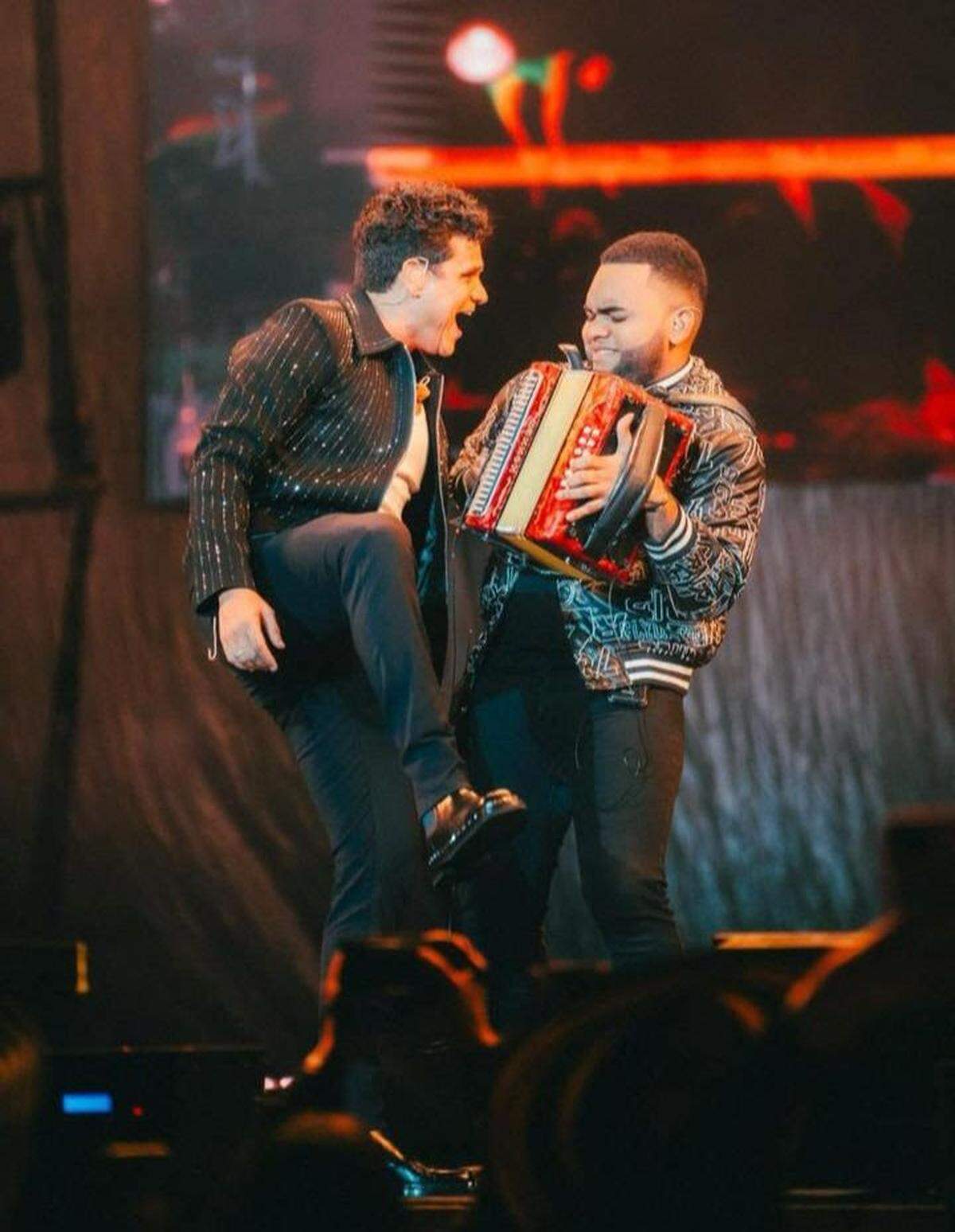 Silvestre Dangond celebra su Grammy Latino con el concierto ‘Ta malo’ en el Kaseya Center. En la foto junto al acordeonista José Juan Camilo Guerra.