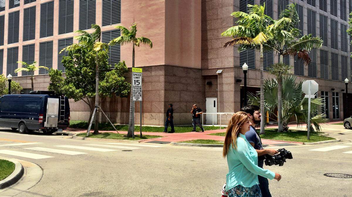 Agentes del FBI prosiguen el miércoles el registro de las oficinas de la Confederación de Fútbol del Norte, Centroamérica y el Caribe (CONCACAF) en la ciudad de Miami Beach.