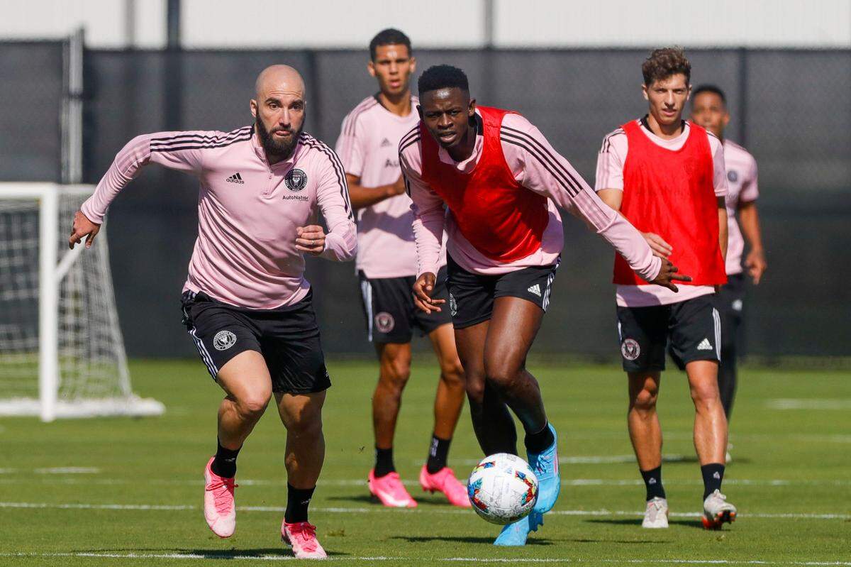 El delantero argentino Gonzalo Higuaín (izq.) y el defensa Aimé Mabika corren durante el primer día de entrenamiento del Inter Miami, celebrado el 17 de enero de 2022 en Fort Lauderdale, Florida.