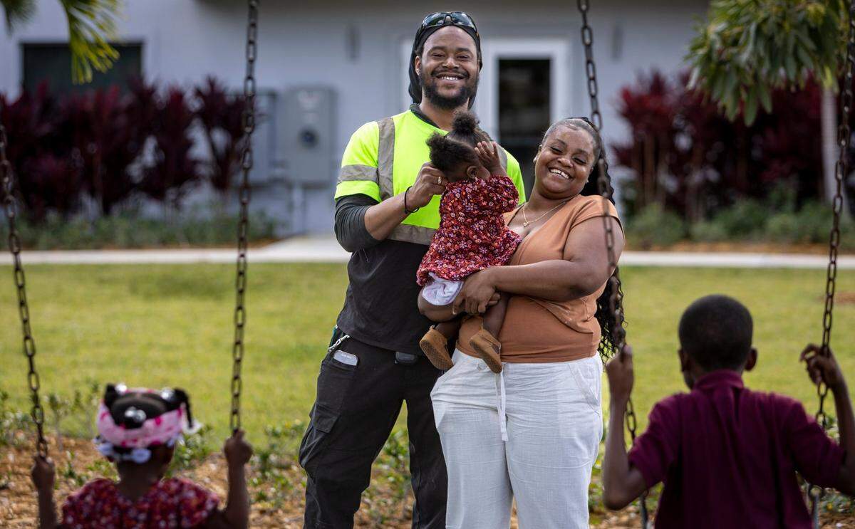 Breon Williams, de 27 años, con su familia. Las niñas Da’Nashia, de dos años, y Da’Nayvia, de 10 meses, su esposa Darneisha, de 27 años, y su hijo Rondell, de nueve años, en el Cloverleaf Park de Miami Gardens el lunes 20 de noviembre.