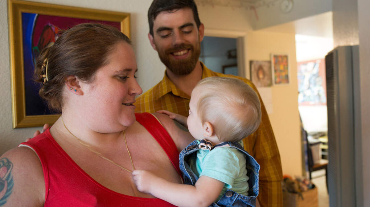 Nicole y Ben Veum, con su hijo Adrian. Nicole estaba recuperándose de la adicción a los opioides cuando dio a luz a Adrian, y le preocupó tener una recaída a causa de la epidural, que contiene fentanilo. No la tuvo.