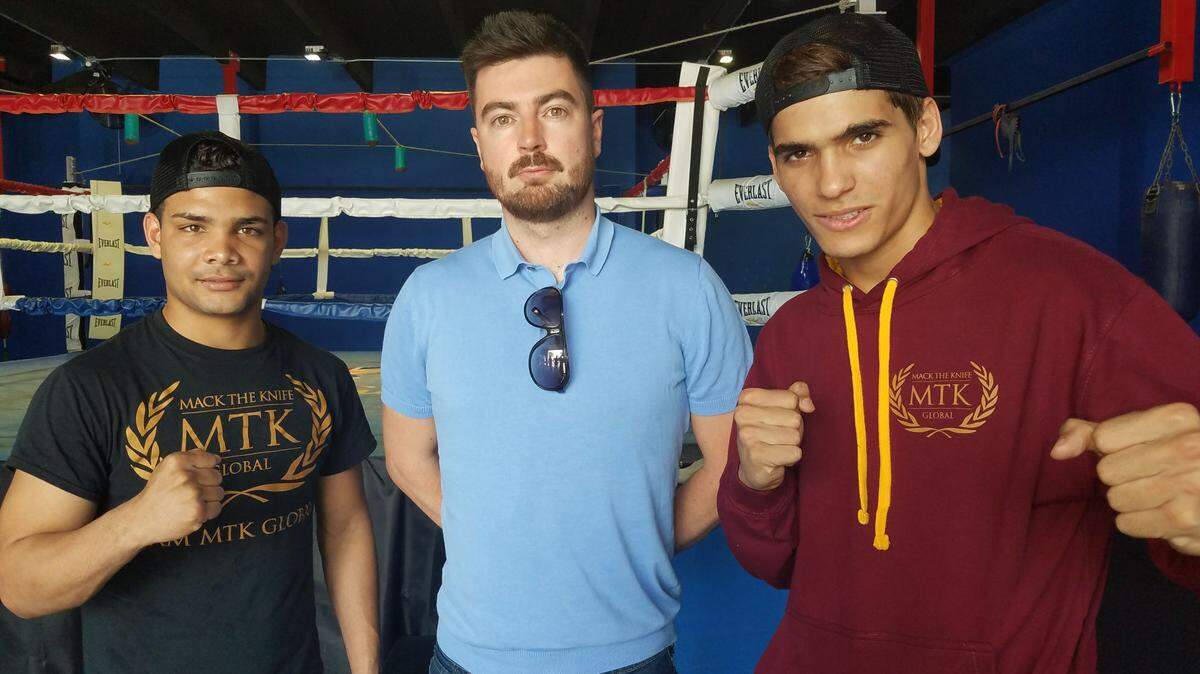 Paul Gibson sabe cuándo el producto es bueno. El director de operaciones internacionales de MTK ha venido a Miami para ver de primera mano a las más recientes adquisiciones de su empresa: Neslán Machado (izq.) y Emmanuel Guerra.