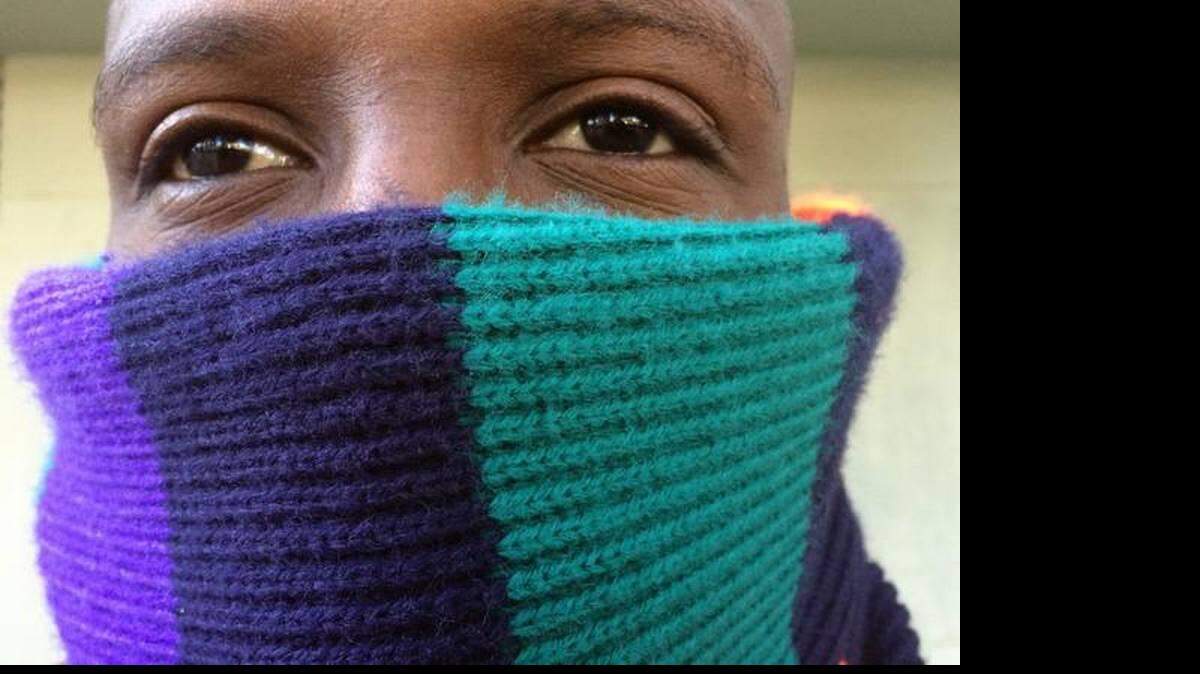 El guardia de seguridad Autrell Reid, está bien preparado para el tiempo frío el miércoles 10 de diciembre de 2014. CARL JUSTE MIAMI HERALD STAFF