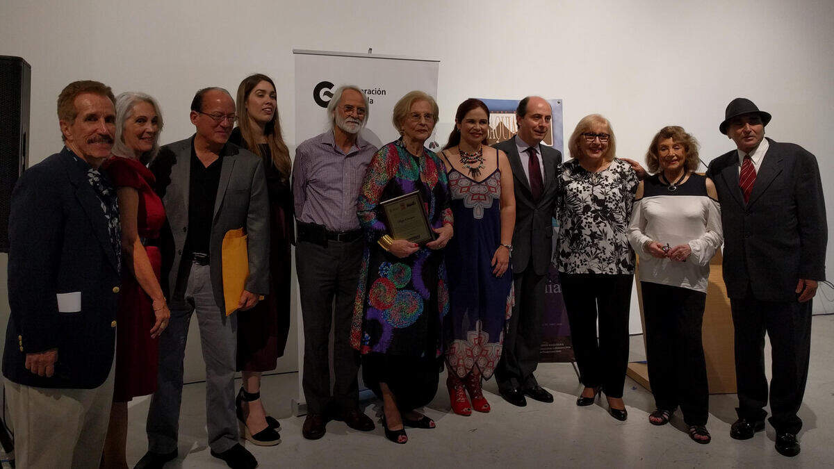 De izquierda a derecha: Rodolfo Pérez Valero,  Myra M. Medina, Andrés Hernández Alende, Magyani Medina, Ángel Antonio Moreno, Olga Connor, Yenilen Mola, Patricio E. Palacios, Maricel Mayor Marsán, Delia Fiallo y Olber Vargas.