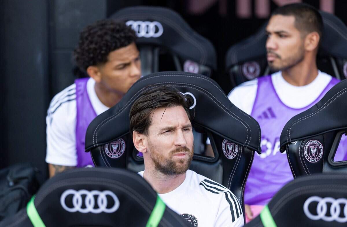 El delantero del Inter Miami Lionel Messi mira el partido contra Charlotte, celebrado el 9 de marzo de 2025 en el Chase Stadium en Fort Lauderdale, Florida.