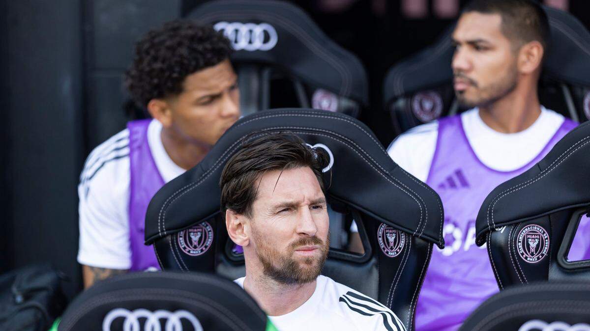 El delantero del Inter Miami Lionel Messi mira el partido contra Charlotte, celebrado el 9 de marzo de 2025 en el Chase Stadium en Fort Lauderdale, Florida.
