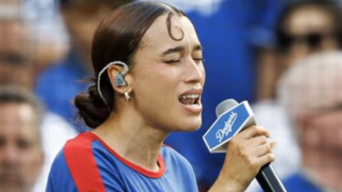 La versión en español del himno nacional de Estados Unidos se viralizó en las redes sociales, después de que la cantante e influyente Vanessa Hernández lo interpretara en el reconocido Dodger Stadium de Los Ángeles en protesta contra las recientes redadas migratorias.