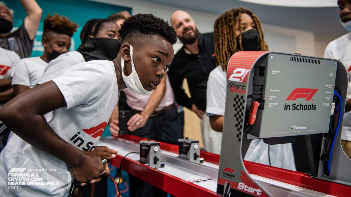Con gran interés, un estudiante atiende una clase del programa F1 en las Escuelas en Miami Gardens.
