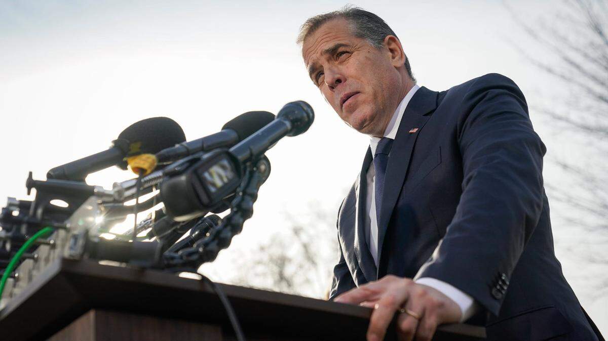 Hunter Biden, hijo del presidente Joe Biden, hablando con los medios fuera del Capitolio de los Estados Unidos ofreciéndose a testificar públicamente a solicitud de los republicanos de la Cámara el 13 de diciembre de 2023 en Washington, D.C.
