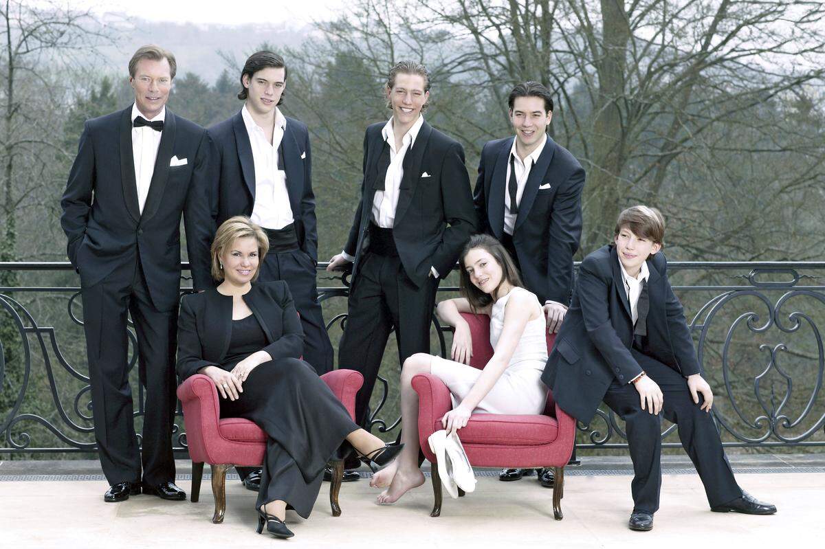 Los Grandes Duques Henri y María Teresa de Luxemburgo en 2005 con sus cinco hijos.