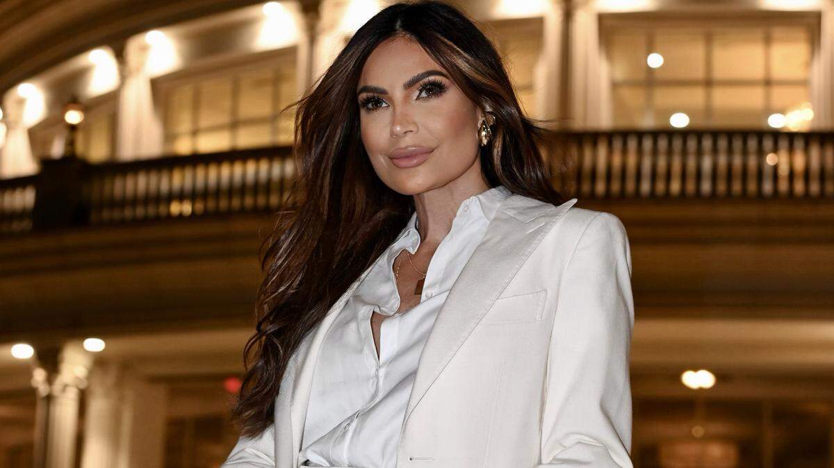 La periodista venezolana Caterina Valentino presentó en Miami su libro ‘Entre galas y grietas’, en el que aborda el costo empresarial y personal de la mala educación y cómo utilizar la elegancia emocional para triunfar en la carrera.