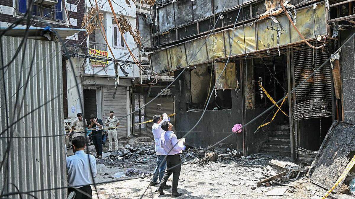 Los miembros del equipo forense toman fotografías del lugar tras un incendio que se produjo en un hotel de Nueva Delhi el 3 de junio de 2026. Al menos 21 personas murieron cuando un incendio arrasó un hotel de Nueva Delhi el 3 de junio, dijo la policía, en uno de los incendios más mortíferos en la capital india de los últimos años.