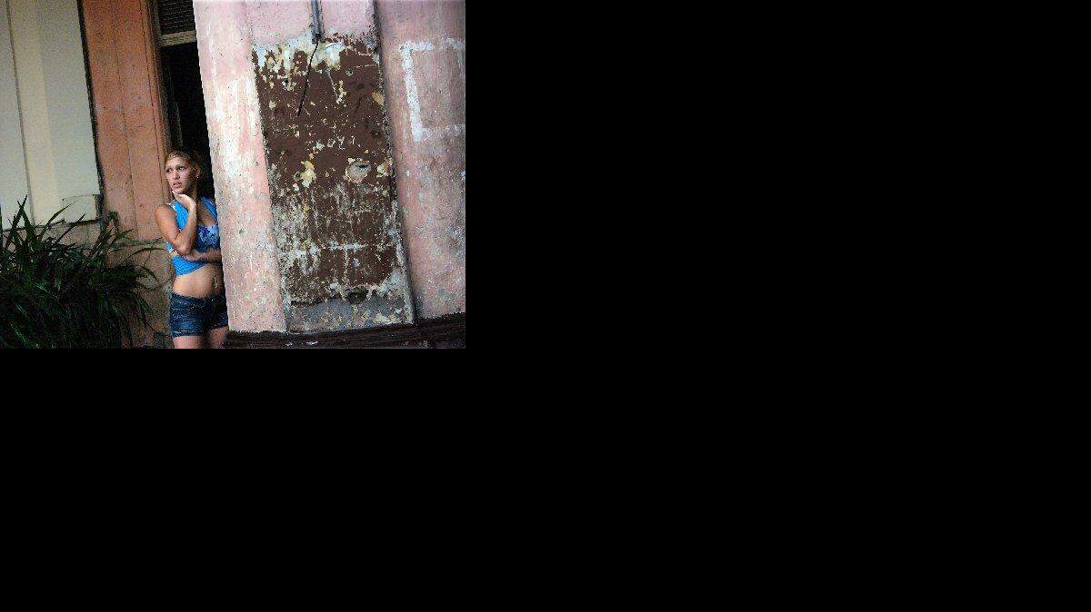 Foto de archivo. Una muchacha se prostituye en el Paseo del Prado.