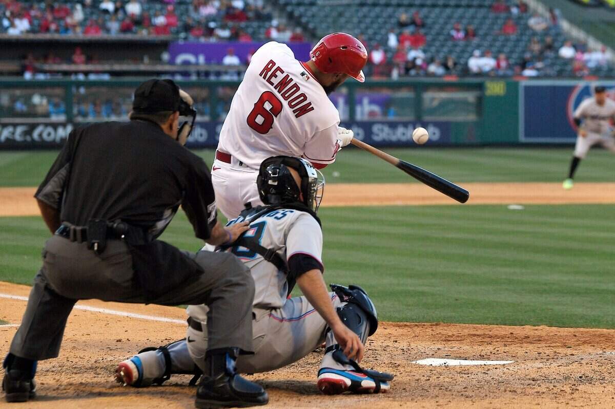 El tercera base de los Angelinos Anthony Rendón pega un cuadrangular en el séptimo inning del partido ante los Marlins de Miami, celebrado el 12 de abril de 2022 en Los Angeles.