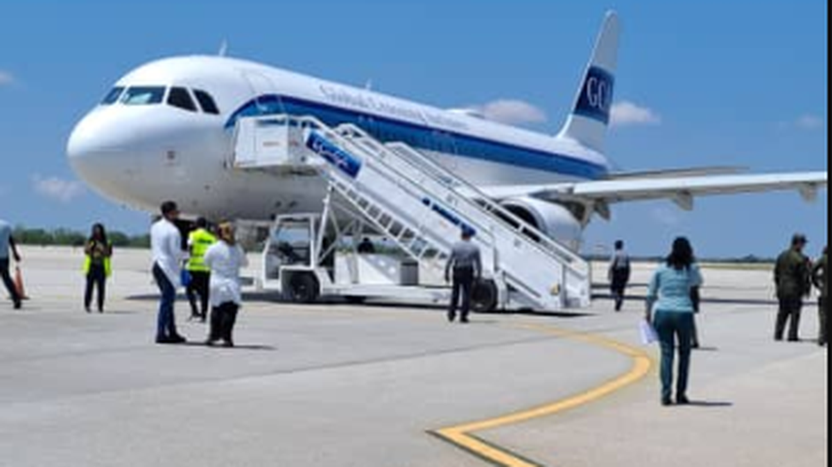 Vuelo de deportación procedente de Estados Unidos retorna a 45 migrantes irregulares cubanos a La Habana.