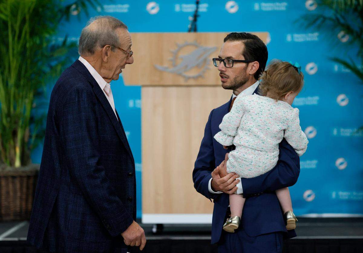 El dueño de los Dolphins Stephen M. Ross habla con el nuevo entrenador del equipo Mike McDaniel en su presentación a los medios de prensa en el centro de entrenamiento del equipo en el Hard Rock Stadium en Miami Gardens, Florida, el 10 de febrero de 2022.
