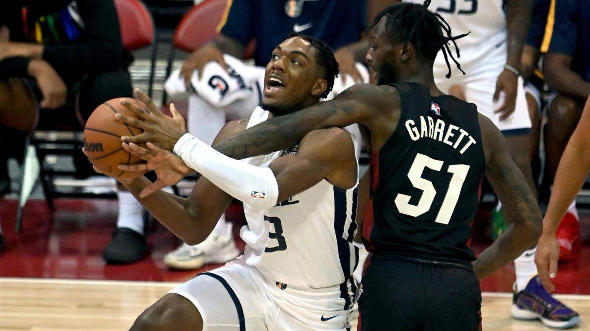 El escolta Marcus Garrett, considerado uno de los mejores defensores en el baloncesto universitario en las últimas dos temporadas en Kansas, firmó un contrato de dos vías con el Heat el jueves, como se esperaba.