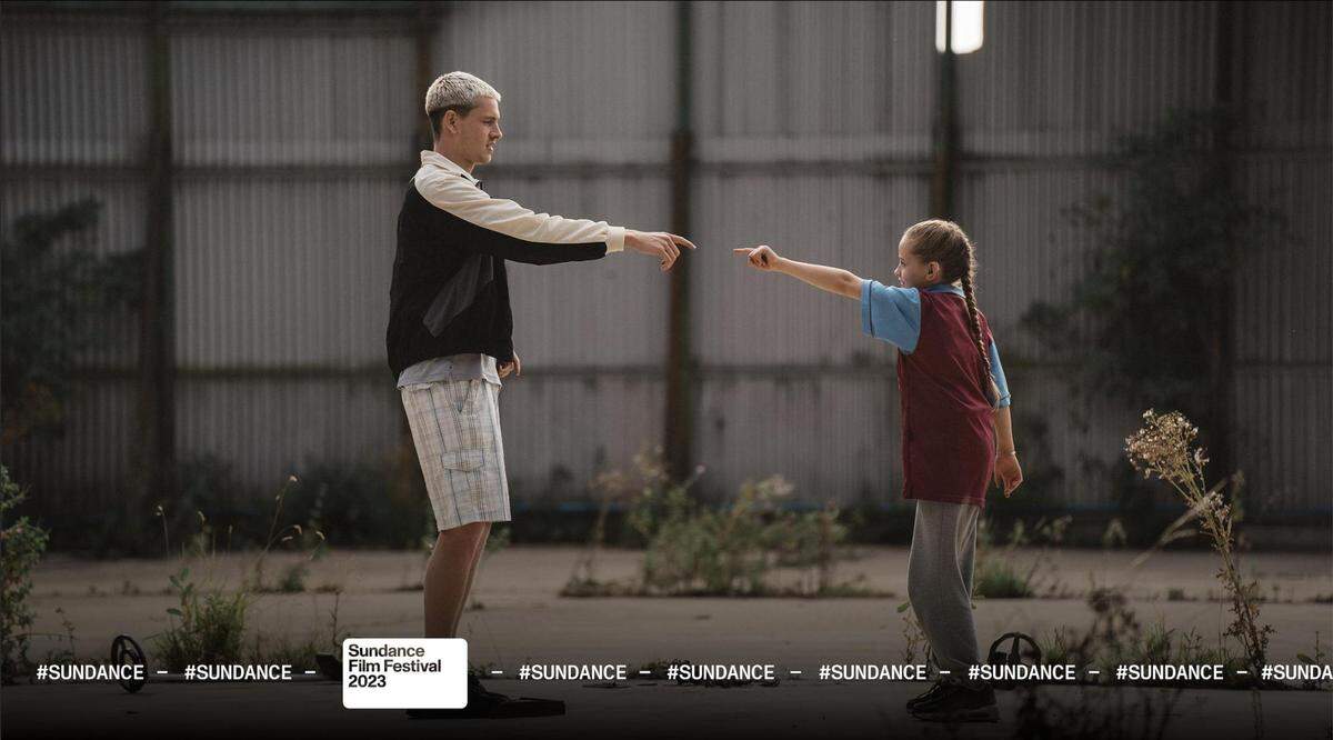 En Coral Gables Art Cinema se presenta ‘Scrapper’ (2023), comedia que retrata el lazo entre un padre y su hija, una niña de 12 años llamada Georgie.