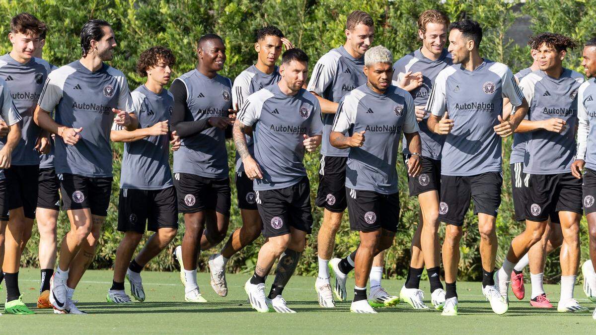 El argentino Lionel Messi (centro) corre al lado del venezolano Josef Martínez y Sergio Busquets en el primer entrenamiento abierto con el Inter Miami, celebrado el 18 de julio de 2023 en el Florida Blue Training Center en Fort Lauderdale, Florida.