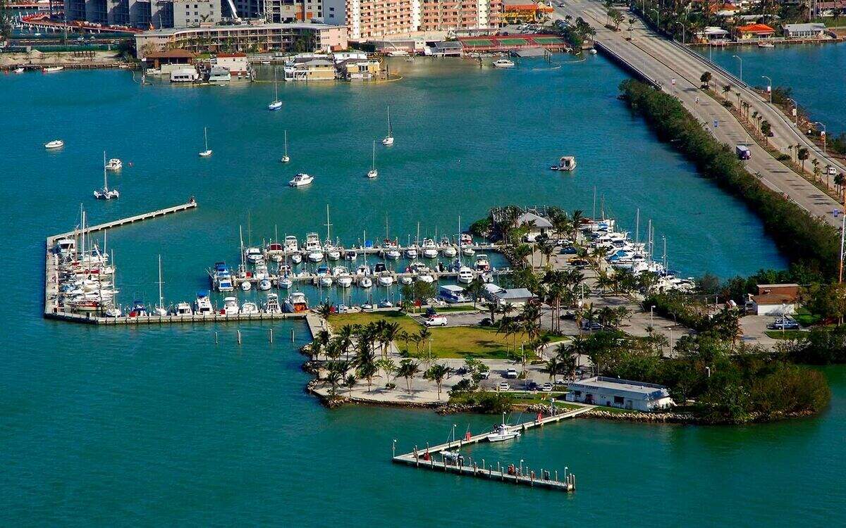 La Marina de Pelican Harbor está en medio de la Bahía de Biscayne y es un santuario de aves así como una reserva natural.
