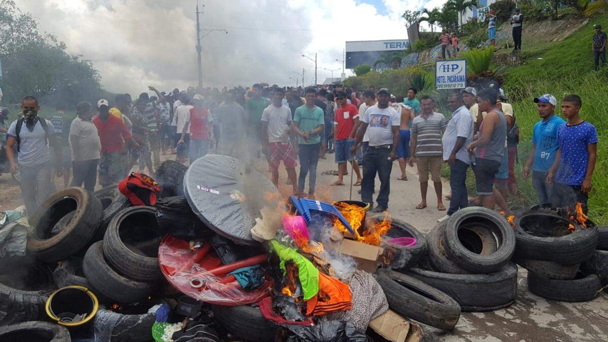 Residentes de la localidad fronteriza de Pacaraima queman las pertenencias de refugiados venezolanos el 18 de agosto del 2018 durante protestas contra el éxodo del vecino país.