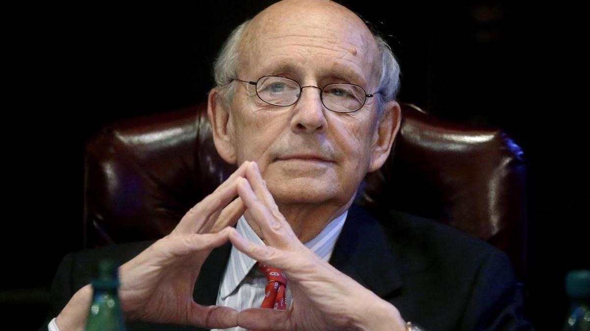 El juez de la Corte Suprema de EEUU Stephen Breyer en un evento en Boston, el 13 de febrero del 2017. (Foto AP/Steven Senne)
