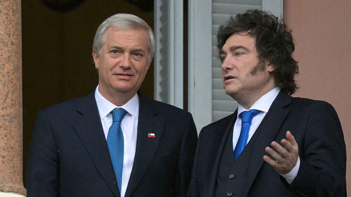 El presidente de Chile, José Antonio Kast (izq.), conversa con su homólogo argentino, Javier Milei, en el balcón de la Casa Rosada —el palacio de gobierno— tras una reunión, en Buenos Aires, el lunes 6 de abril de 2026. El primer viaje al extranjero de Kast desde que asumió el cargo en marzo continúa la tradición de los presidentes chilenos de realizar su primer viaje oficial de Estado a Argentina.