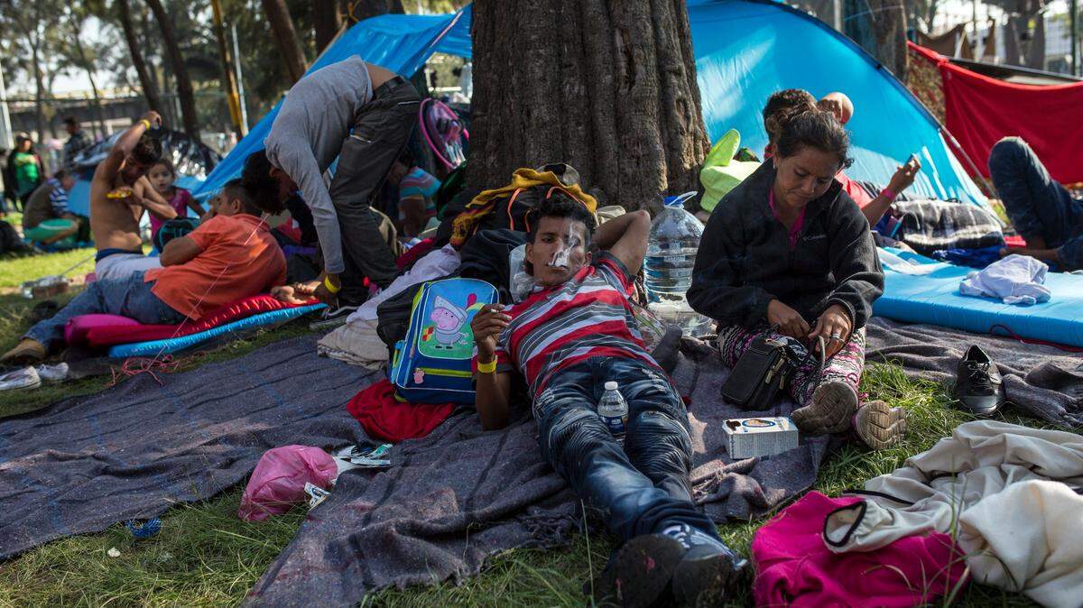 Alrededor de 5,000 personas, la mayoría pertenecientes al violento e inestable “Triángulo del Norte” de Centroamérica -formado por Guatemala, El Salvador y Honduras-, están atravesando México con la intención de solicitar asilo en la frontera de Estados Unidos.