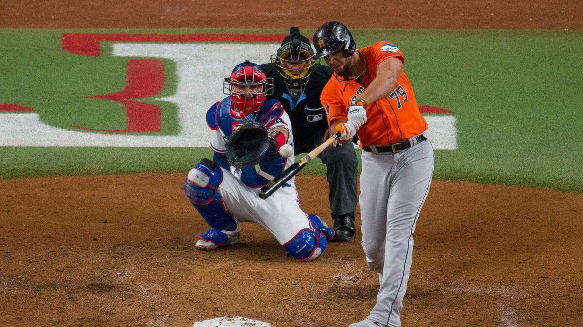El primera base de los Astros de Houston José Abreu batea un jonrón en el cuarto inning ante los Rangers, en el cuarto partido de la Serie de Campeonato de la Liga Americana, celebrado el 19 de octubre de 2023 en Texas.