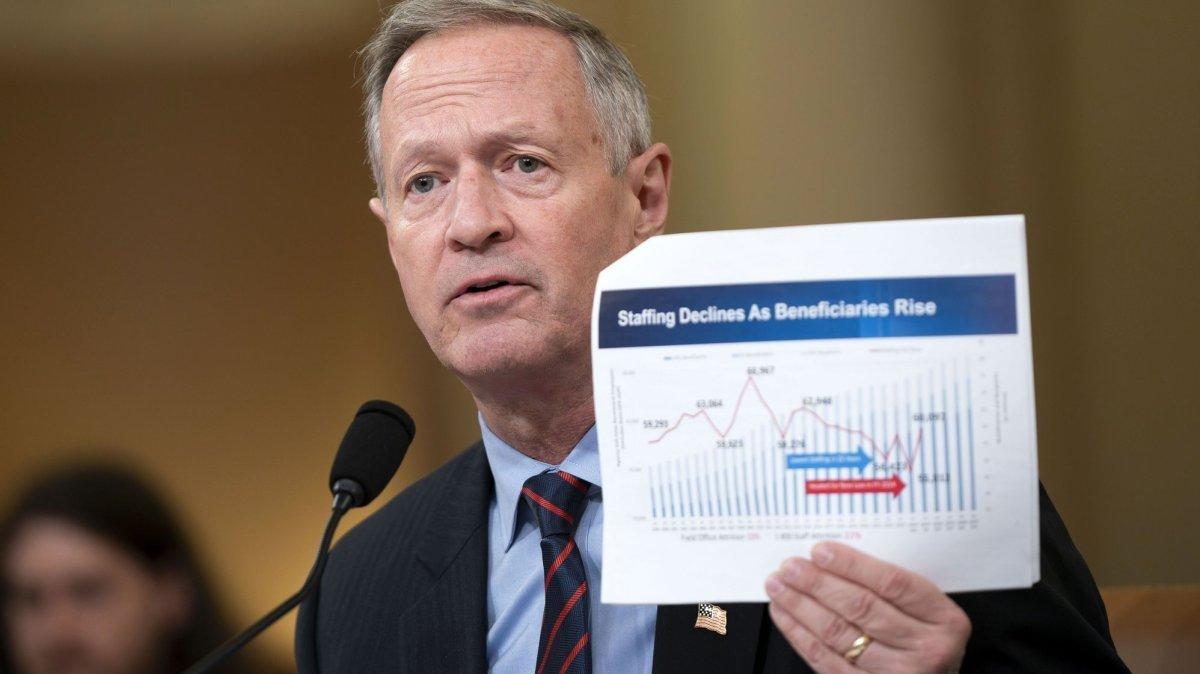 “Los beneficios del Seguro Social y los pagos del SSI aumentarán en 2025, ayudando a decenas de millones de personas a mantenerse al día con los gastos incluso cuando la inflación ha comenzado a enfriarse”, dijo Martin O’Malley, comisionado del Seguro Social, al anunciar un ajuste del costo de vida del 2.5% para 2025.