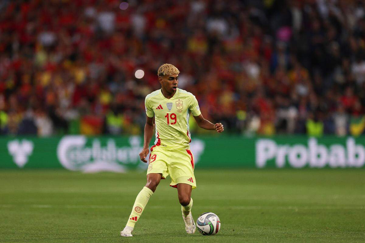 Lamine Yamal es considerado por muchos como el heredero natural de Lionel Messi. 