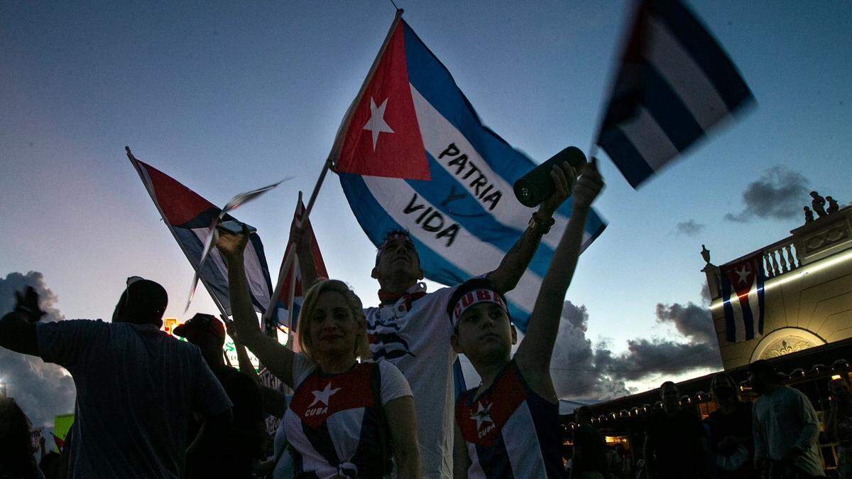 Cientos de personas se manifestaron frente al restaurante Versailles, en La Pequeña Habana, el viernes 16 de julio de 2021 en solidaridad con los cubanos que han protestado contra el gobierno comunista en la isla.