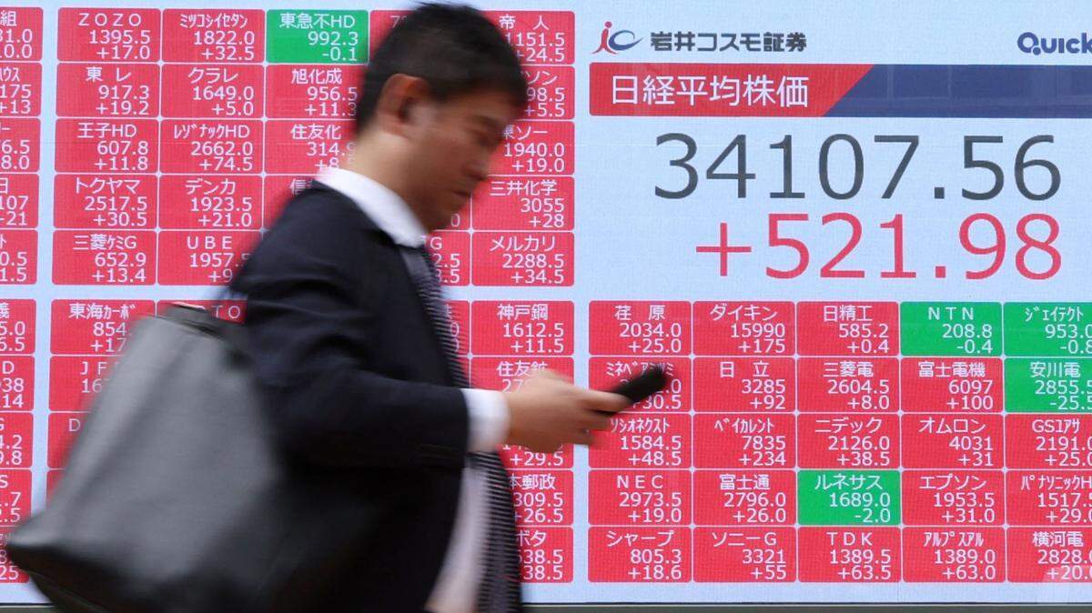 Una pantalla muestra el aumento del promedio Nikkei en el distrito de Chuo, Tokio, el 14 de abril de 2025.