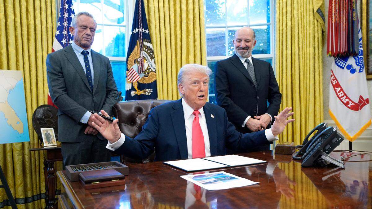El presidente de Estados Unidos, Donald Trump, habla con periodistas en la Oficina Oval de la Casa Blanca en Washington, el 25 de febrero de 2025.