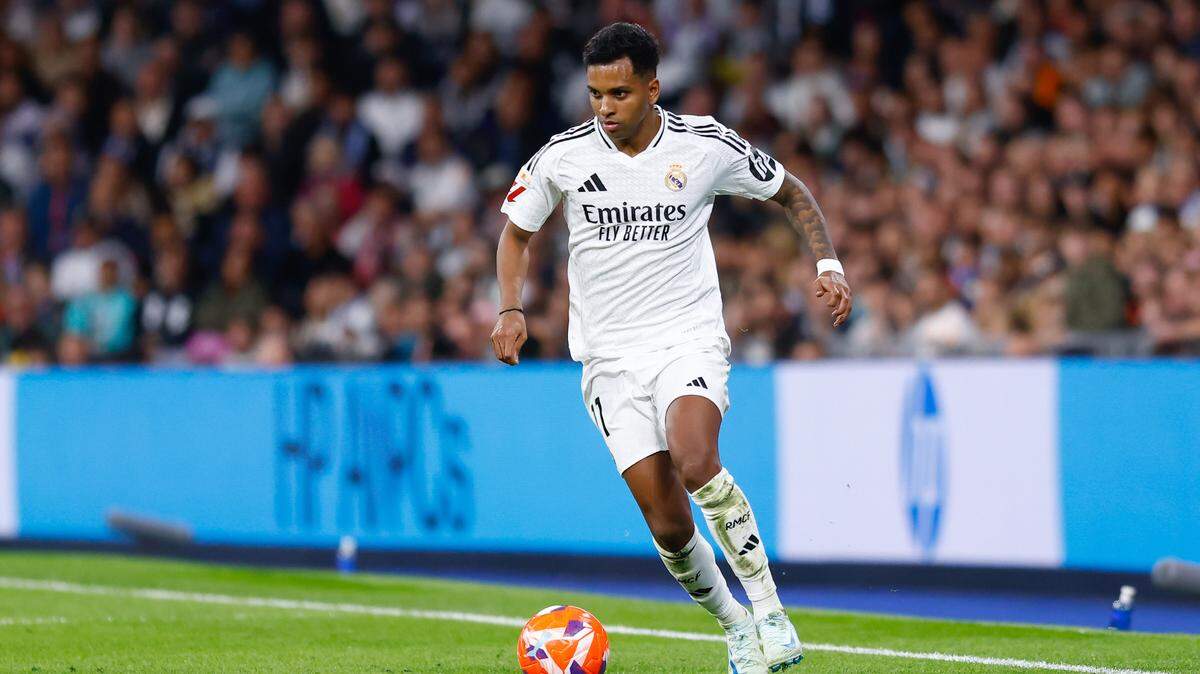 Los rumores de la salida de Rodrygo del Real Madrid crecen por un supuesto descontento del delantero brasileño por jugar poco en el equipo de Xabi Alonso.