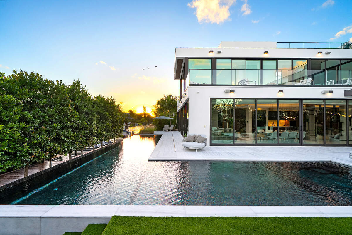 La vivienda cuenta con una piscina de borde infinito que rodea parte de la estructura.
