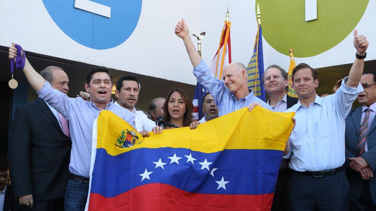 El gobernador de Florida, Rick Scott, junto al vicegobernador Carlos Lopez-Cantera (der.) en un acto de apoyo a los opositores venezolanos en El Arepazo #2, en Doral, el 8 de mayo del 2017.