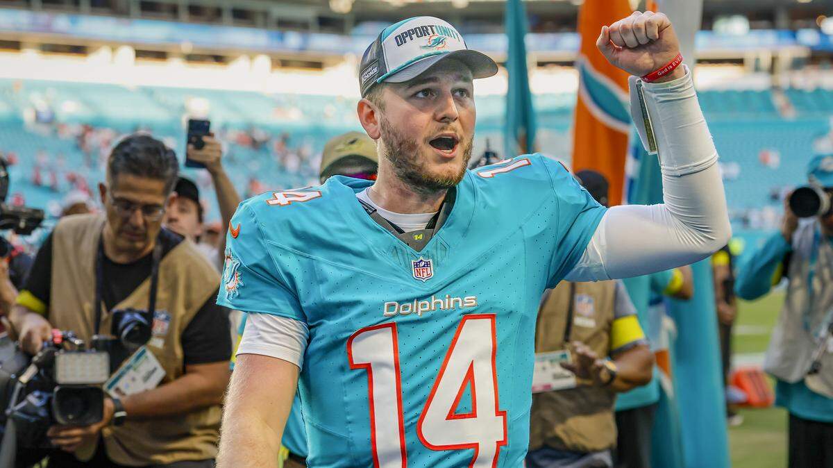 El quarterback de los Dolphins Quinn Ewers celebra tras el triunfo del equipo ante los Buccaneers de Tampa Bay, en el partido celebrado el 28 de diciembre de 2025 en el Hard Rock Stadium en Miami Gardens, Florida.  
