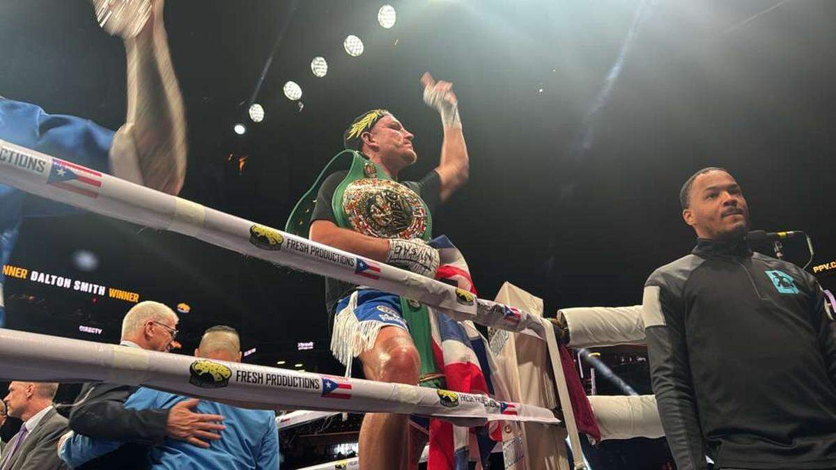 El británico Dalton Smith celebra tras noquear al boricua Subriel Matías, el sábado en Brooklyn, Nueva York. 