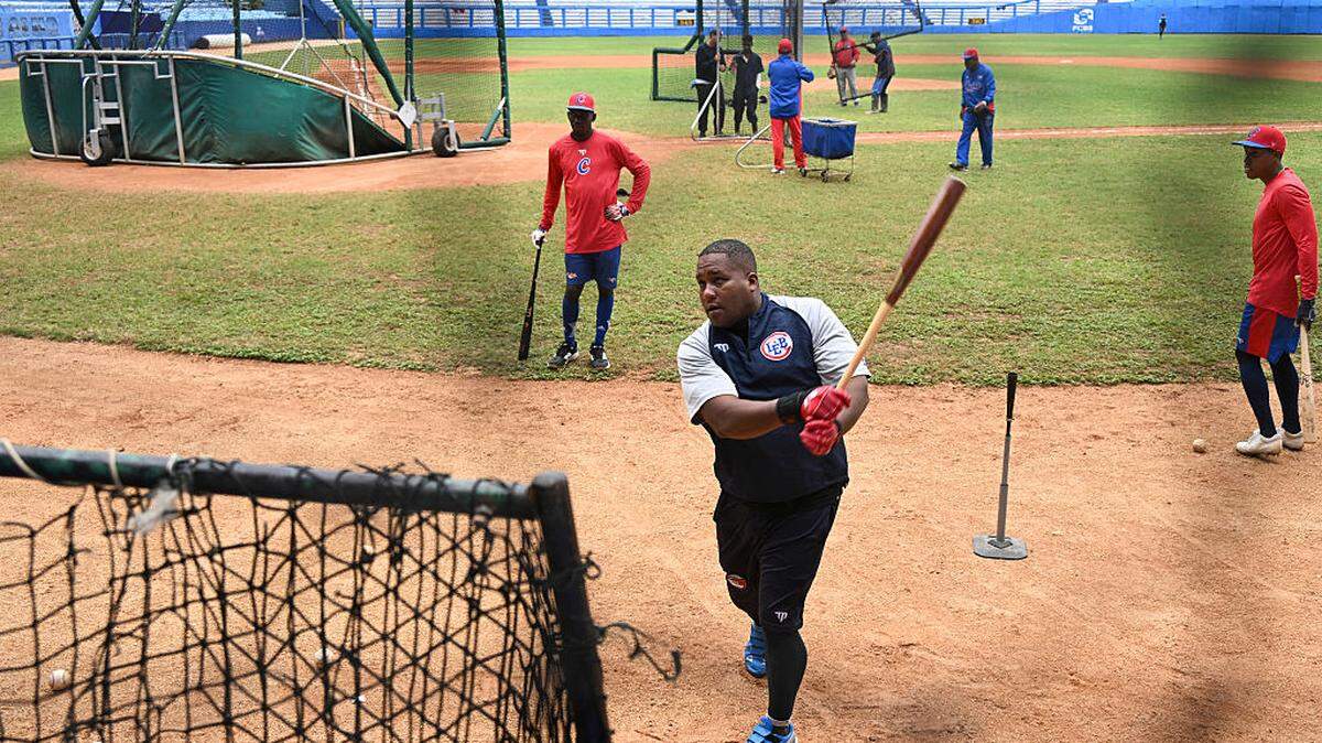 El jardinero cubano Alfredo Despaigne (centro) participa en una sesión de entrenamiento en el Estadio Latinoamericano de La Habana, el 29 de enero de 2026. 
