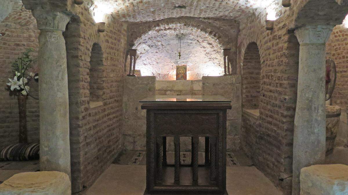 Habitación subterránea en la que la Sagrada Familia vivió durante varias semanas tras llegar a El Cairo y sobre la que se levantó posteriormente la iglesia de Abu Serga (S. IV), una de las más antiguas del país. El templo está incluido en el recinto histórico de El Cairo Copto, antiguo barrio ubicado en el sureste de la capital egipcia, donde se asentaron los judíos y luego los cristianos.