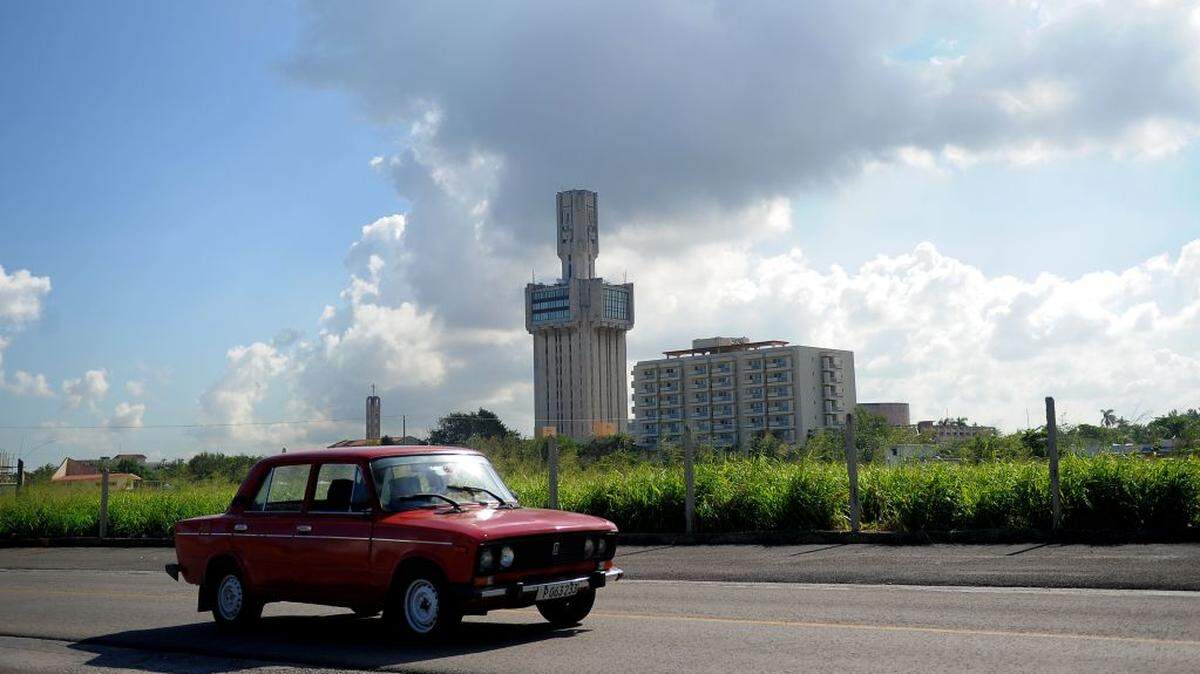 Un coche de la era soviética pasa cerca de la embajada rusa en La Habana, Cuba, el 16 de octubre de 2017.