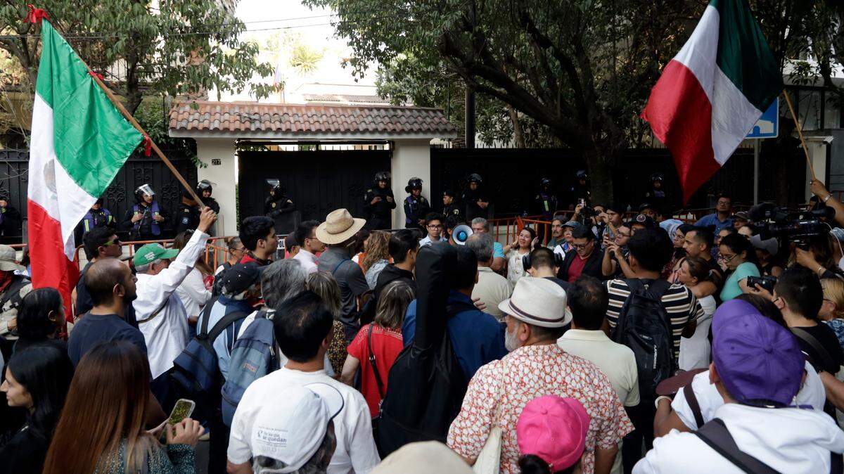 Un grupo de personas protestan frente a la embajada de Ecuador en Ciudad de México, el sábado 6 de abril de 2024.