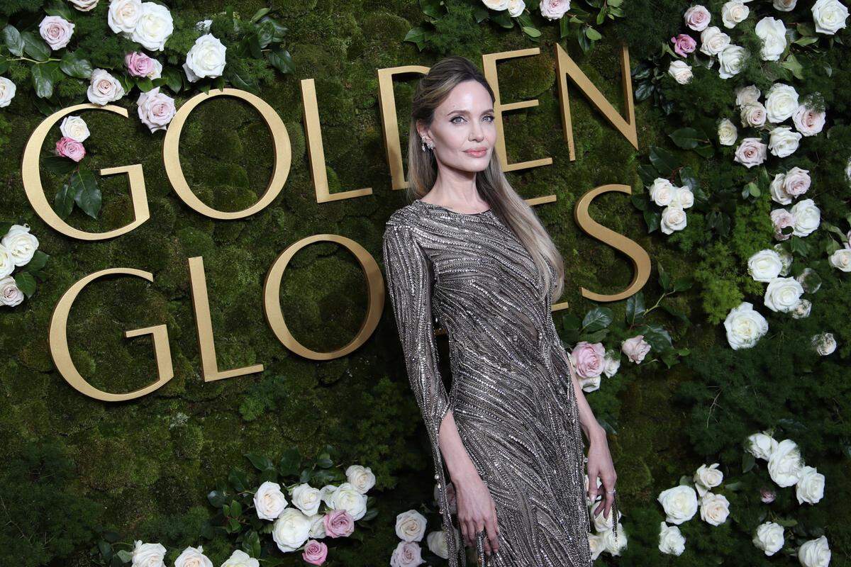 La actriz Angelina Jolie posa en la alfombra roja de los Globos de Oro, el 5 de enero de 2024 en el hotel Beverly Hilton en Los Angeles.