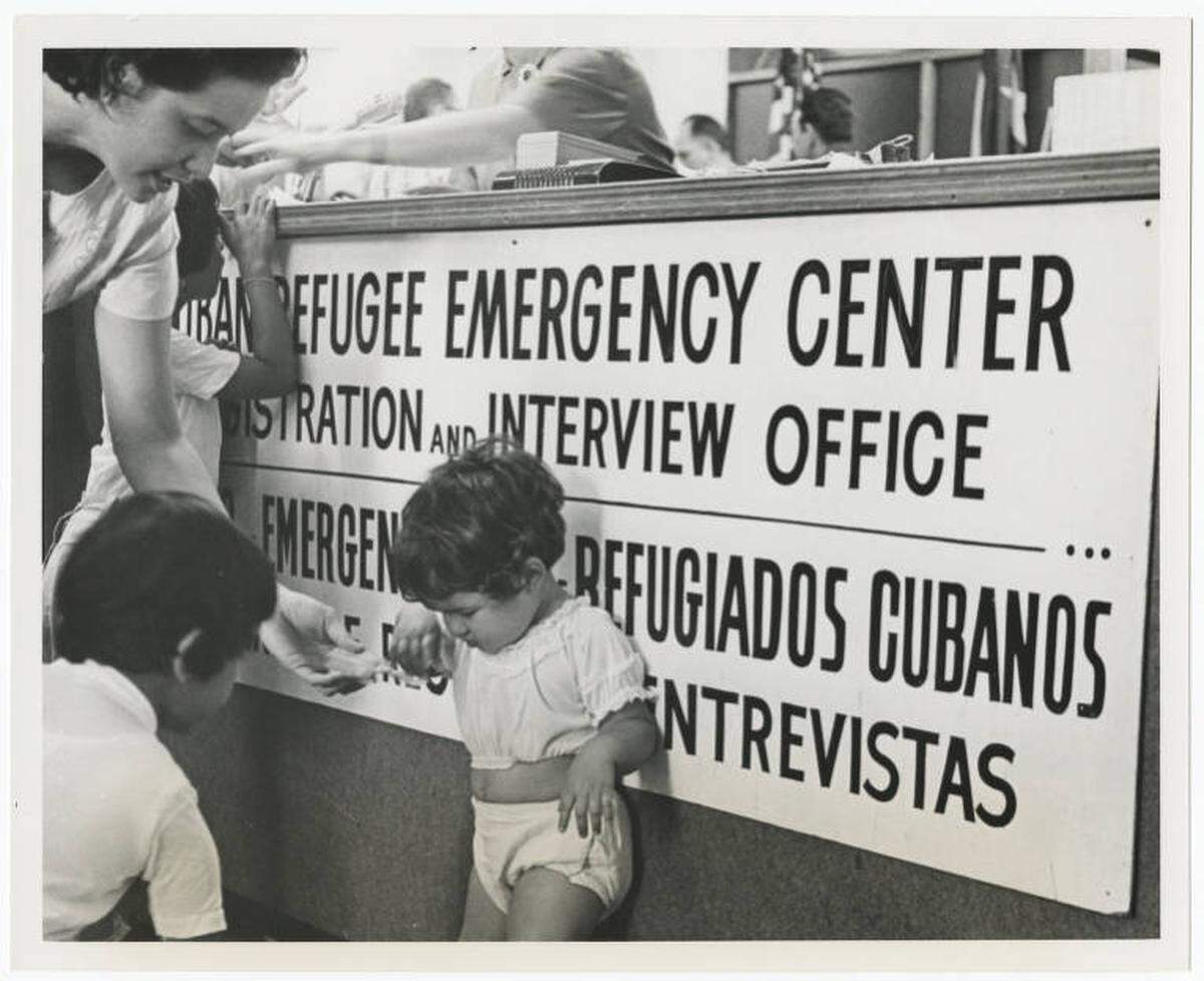 Los refugiados cubanos son procesados en el Centro de Refugiados Cubanos, dentro de la Torre de la Libertad en el centro de Miami, durante los Vuelos de la Libertad. (Albert Coya, Miami Herald). Imagen de Archivo.