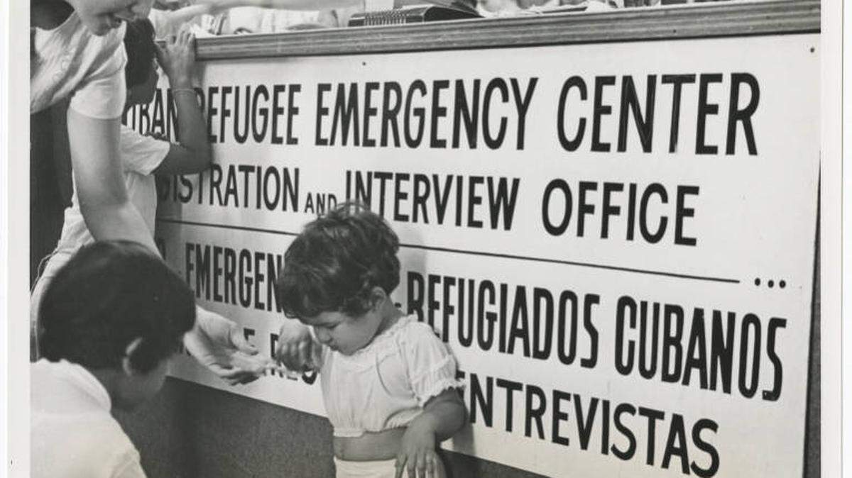 REFUGIADOS CUBANOS, y sus niños, son procesados ​​en el Centro de Refugiados Cubanos, a dentro de la Torre de la Libertad, en downtown Miami, durante los vuelos de la libertad. (Albert Coya, Miami Herald) 