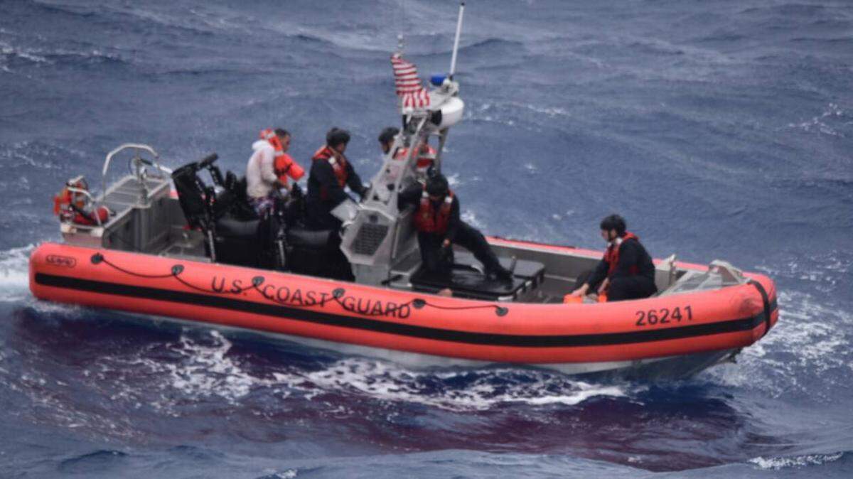 Foto de archivo. Un bote de un escampavías del servicio Guardacostas traslada a cubanos el 6 de julio de 2021.