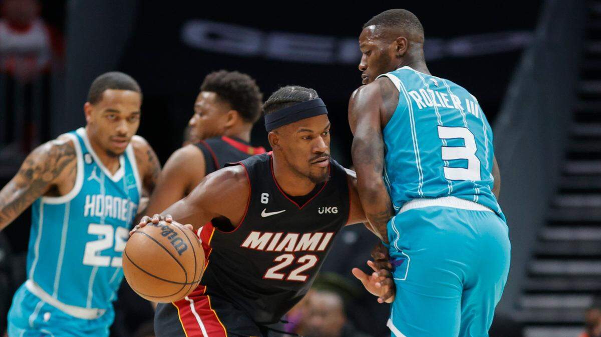El delantero del Heat Jimmy Butler (22) entra al aro ante la marca de Terry Rozier (3), de los Hornets, en el partido celebrado el 29 de enero de 2023 en Charlotte.