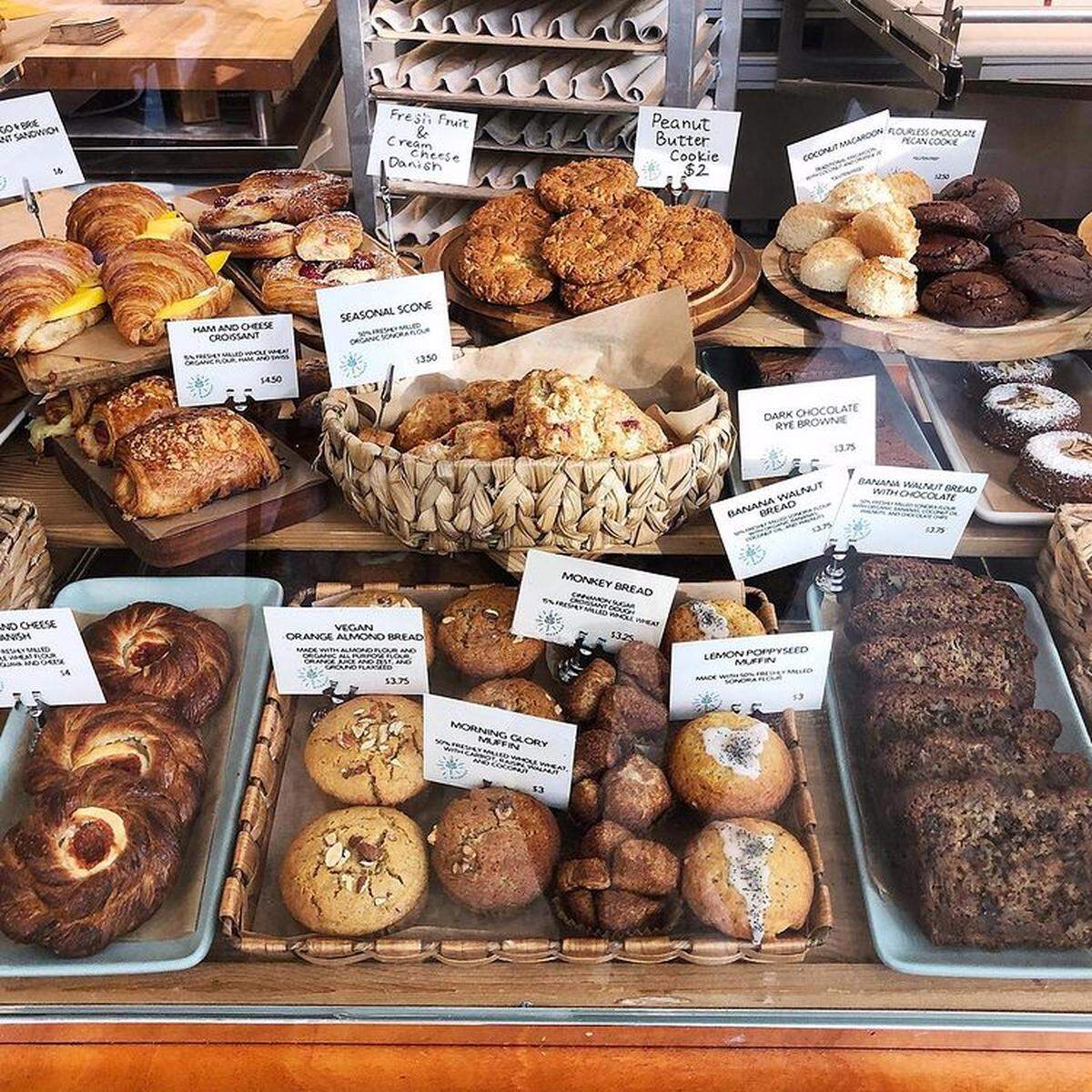 En Madruga Bakery los pasteles decorados, como el adictivo pastel de chocolate con glaseado de mantequilla de maní batida, están disponibles para recoger.
