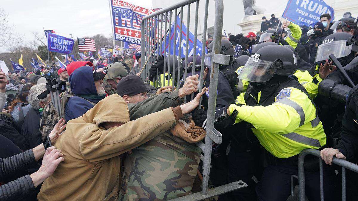 Seguidores del entonces presidente Donald Trump se enfrentan a agentes policiales frente al Capitolio de Estados Unidos, en Washington, D.C., en esta foto de archivo del 6 de enero de 2021.